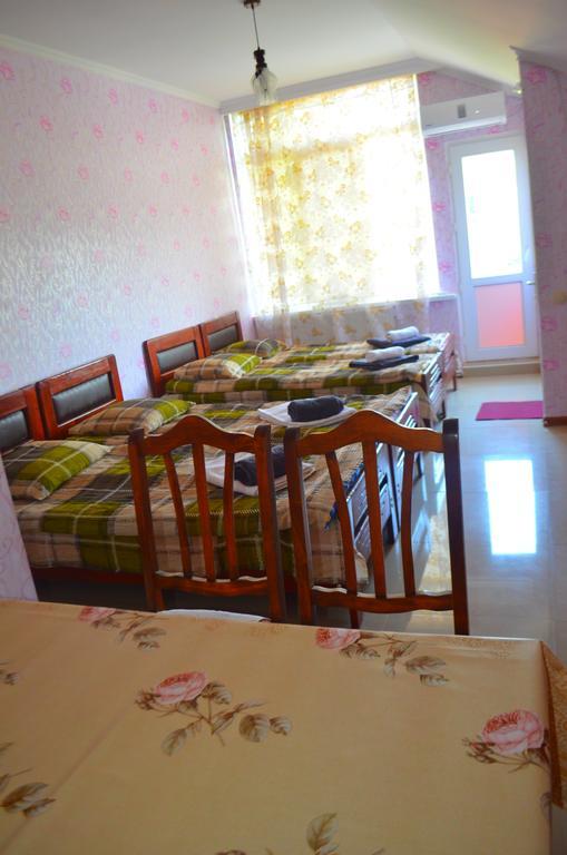 Alex'S Cosy Guesthouse Tiflis Habitación foto